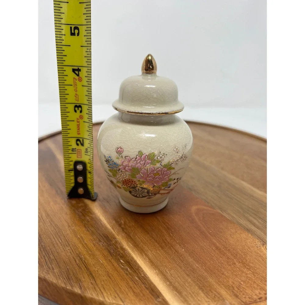 Kutani Japan Ginger Jar Floral Design Cream Crackle‎ Glaze Gold Lid